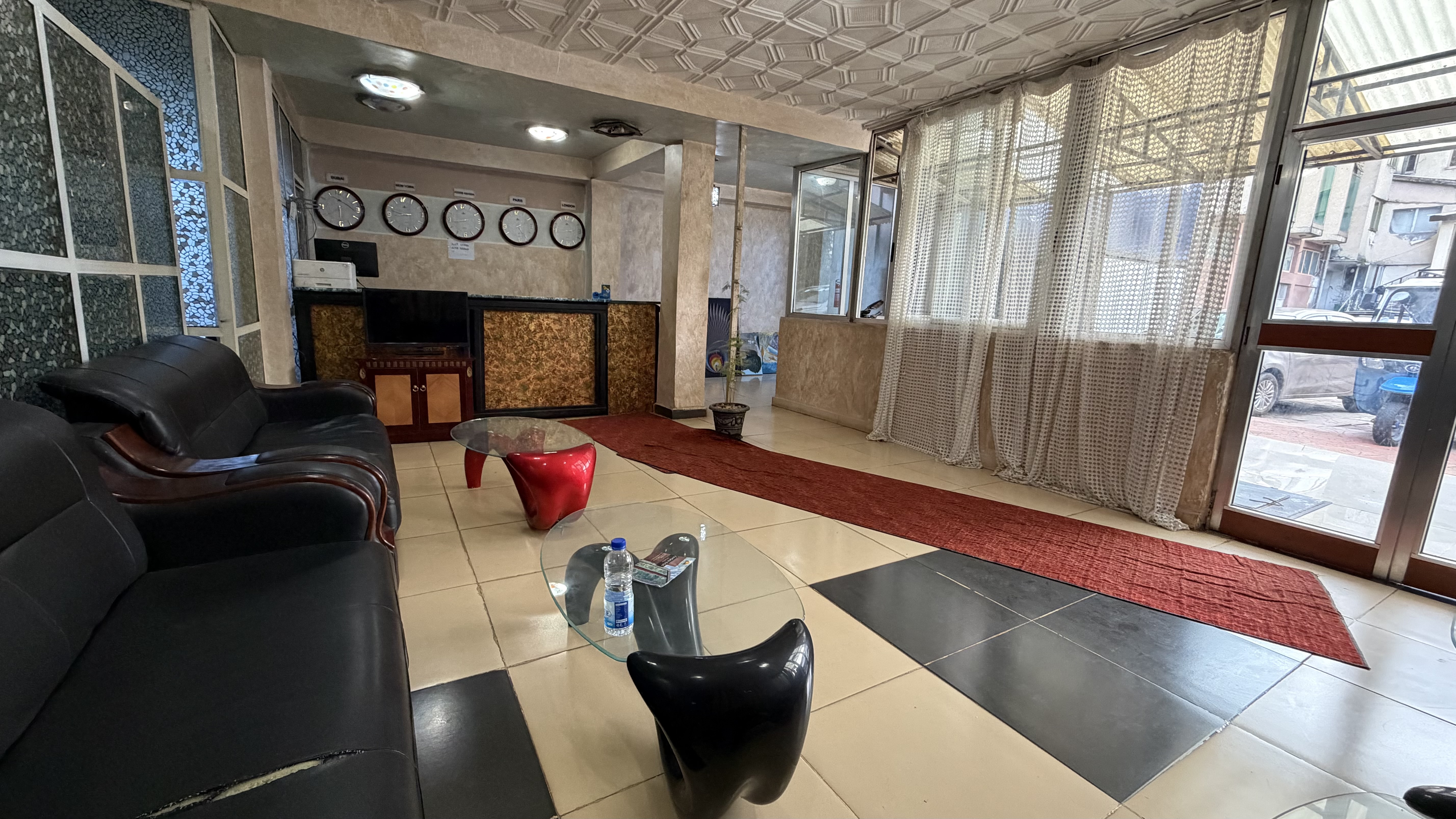Centera Hotel guest lounge seating